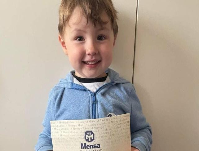 El niño superdotado que aprendió a leer por sí mismo a los 2 años y cuenta  números en seis idiomas
